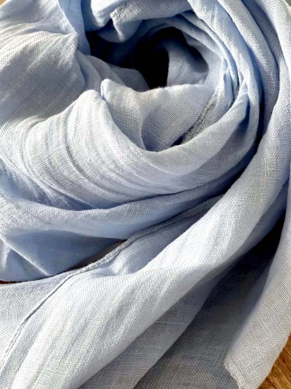foulard_bleu_brume_emery_0.webp Homme Saheline Foulard Bleu Brume Emery
