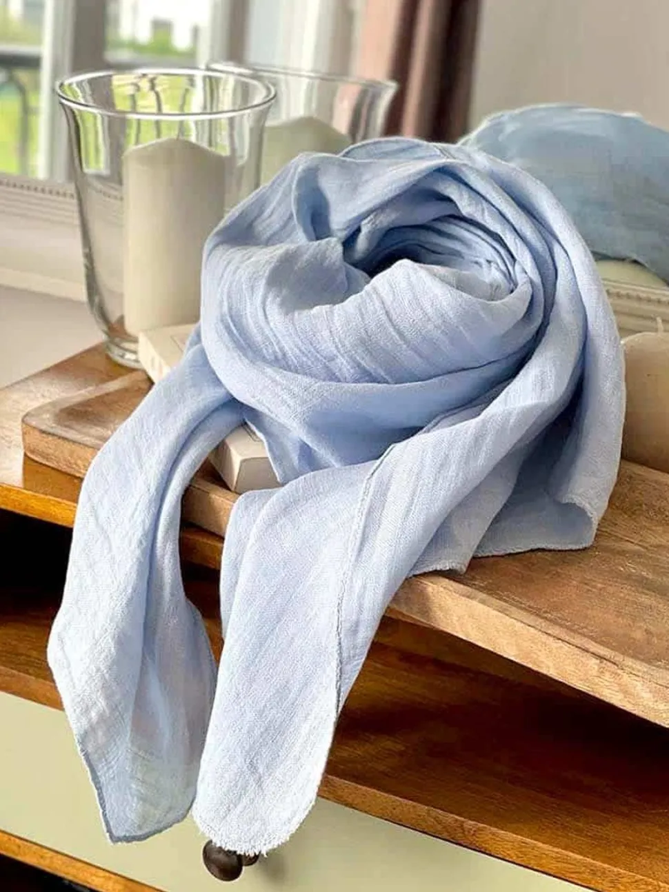 foulard_bleu_brume_emery_1.webp Homme Saheline Foulard Bleu Brume Emery