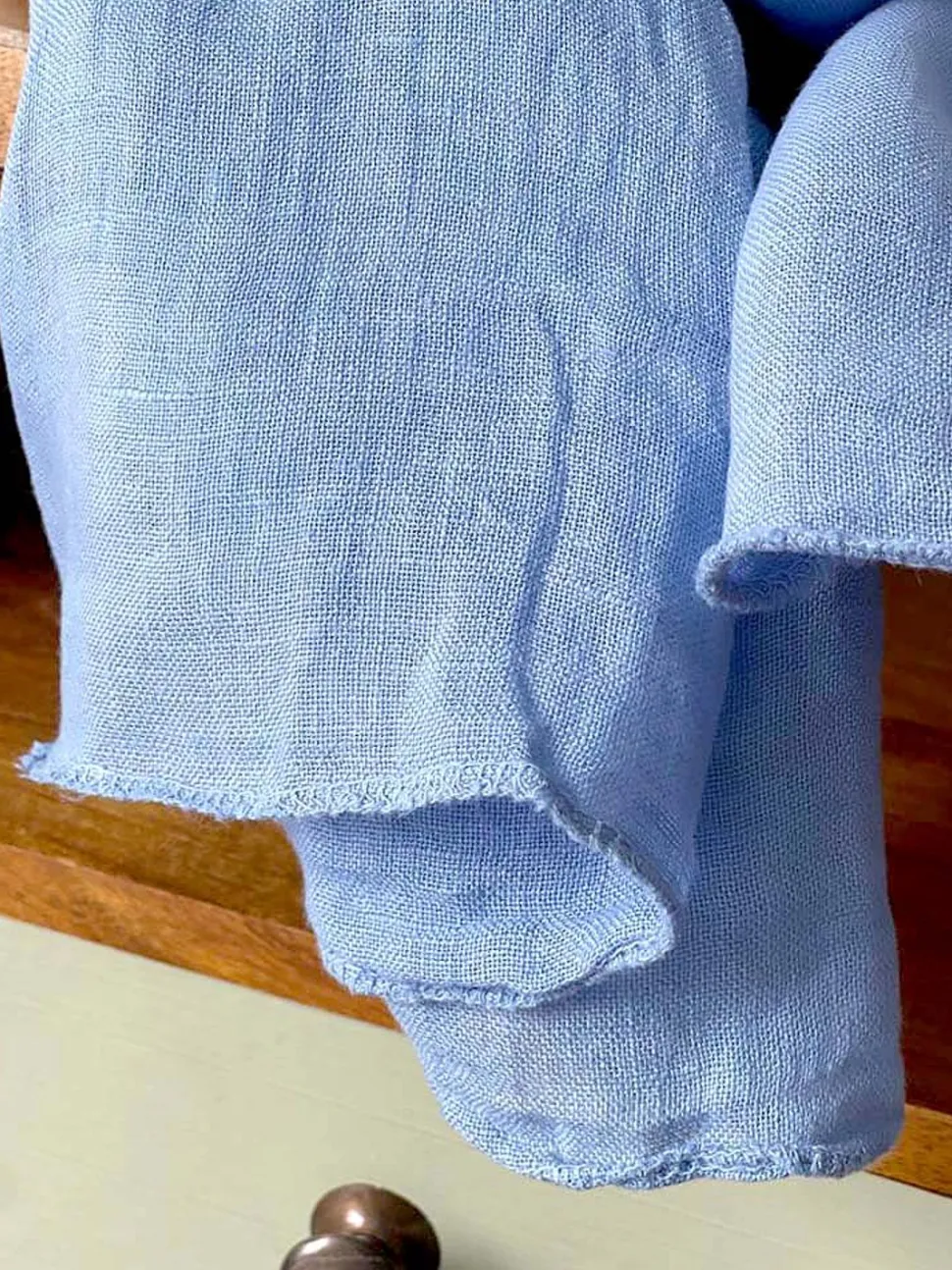 foulard_bleu_ciel_emery_0.webp Homme Saheline Foulard Bleu Ciel Emery