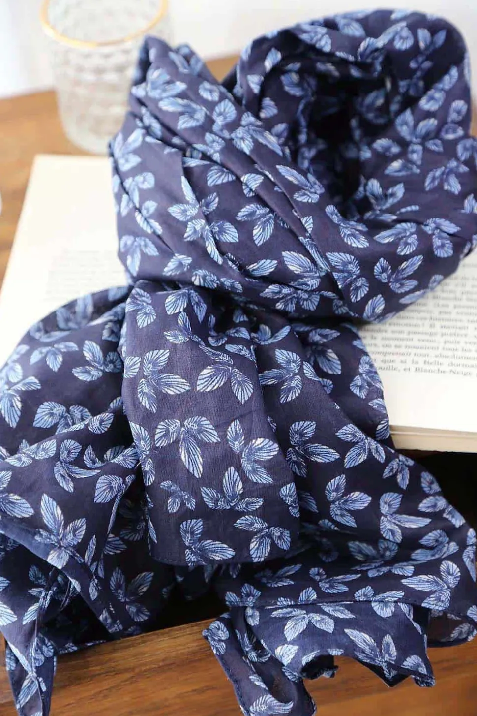foulard_bleu_oliver_3.webp Homme Saheline Foulard Bleu Oliver