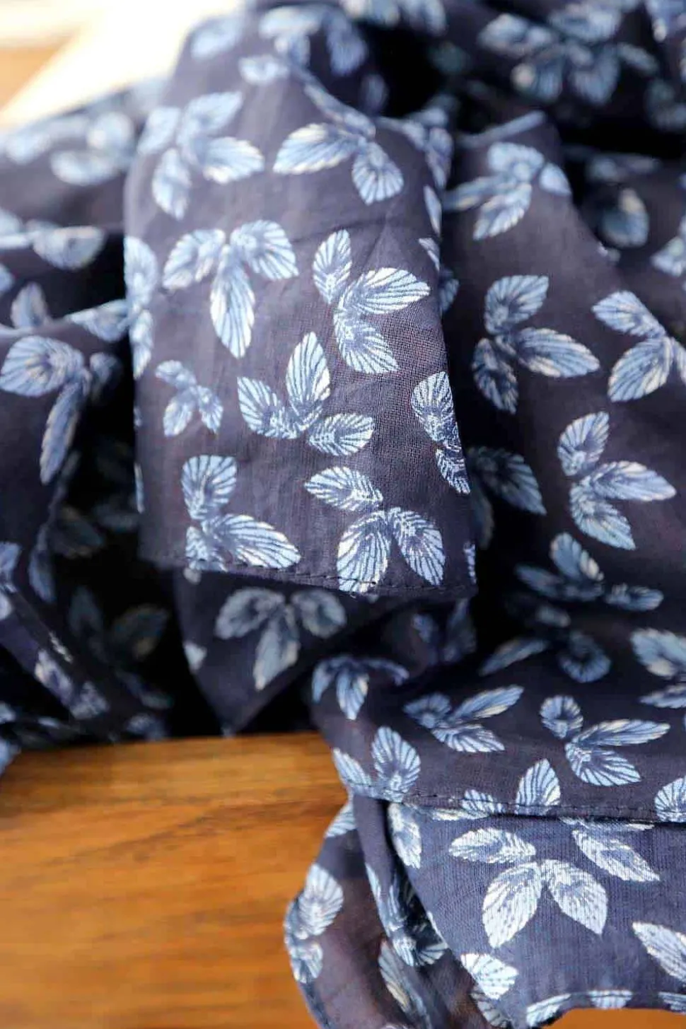 foulard_bleu_oliver_5.webp Homme Saheline Foulard Bleu Oliver