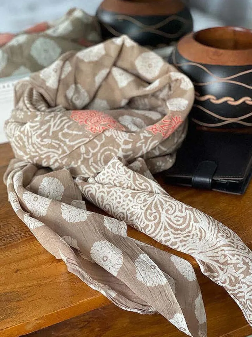 foulard_homme_ecru_miguel_0.webp Homme Saheline Foulard Homme Ecru Miguel