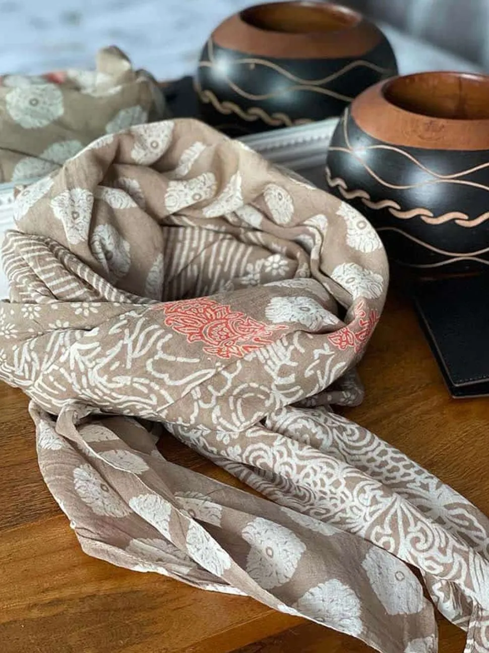 foulard_homme_ecru_miguel_2.webp Homme Saheline Foulard Homme Ecru Miguel