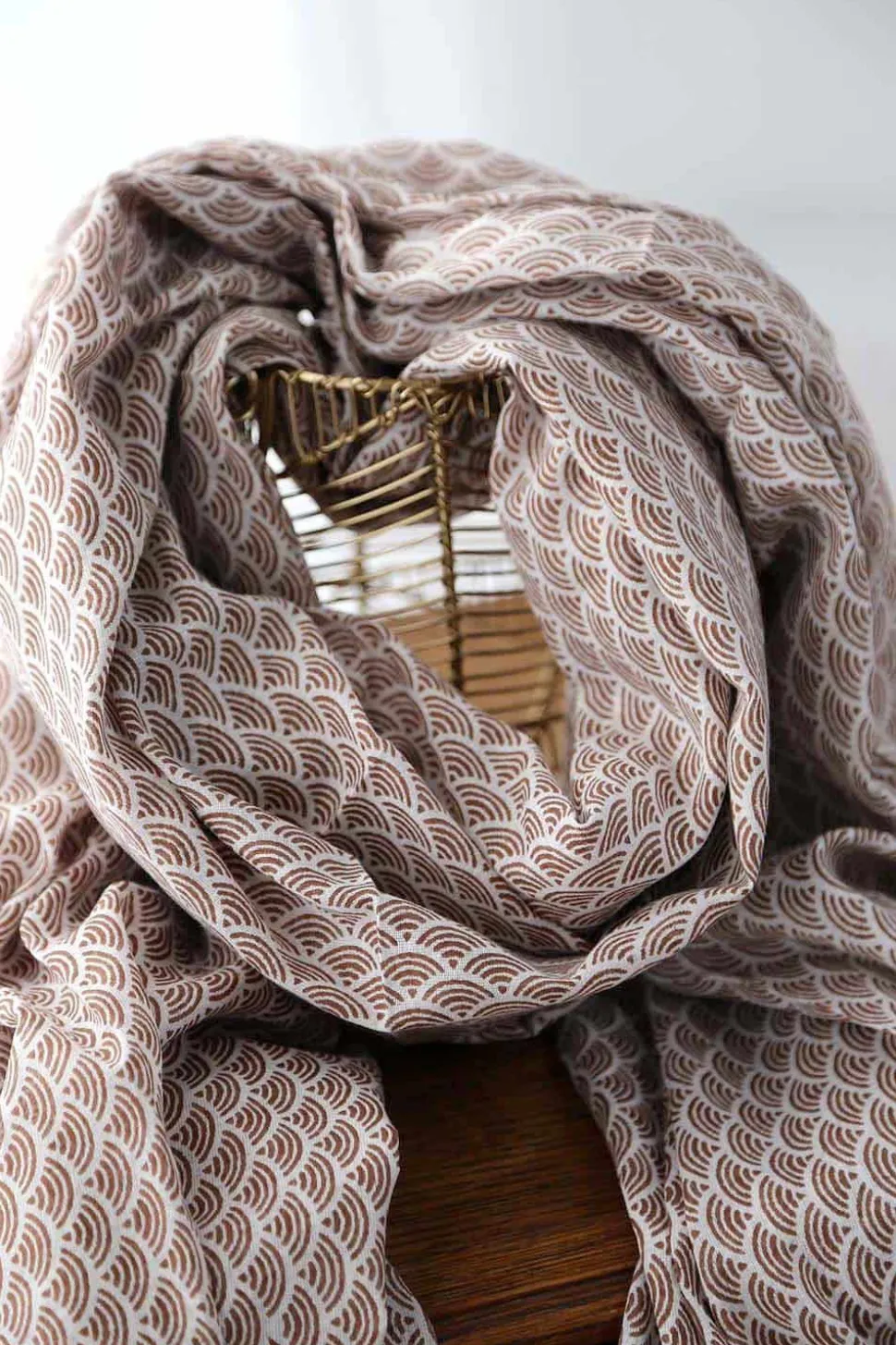 foulard_homme_marron_sawy_1.webp Homme Saheline Foulard Homme Marron Sawyer