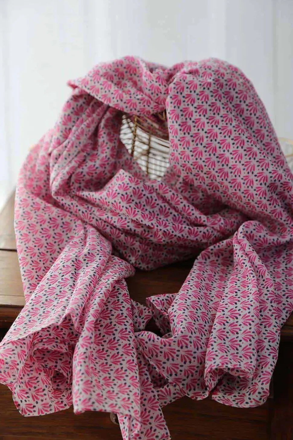 foulard_homme_rose_fushia_3.webp Homme Saheline Foulard Homme Rose Fushia Brooklyn