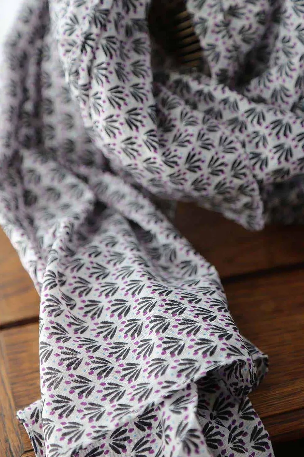 foulard_homme_violet__noi_2.webp Homme Saheline Foulard Homme Violet / Noir Brooklyn