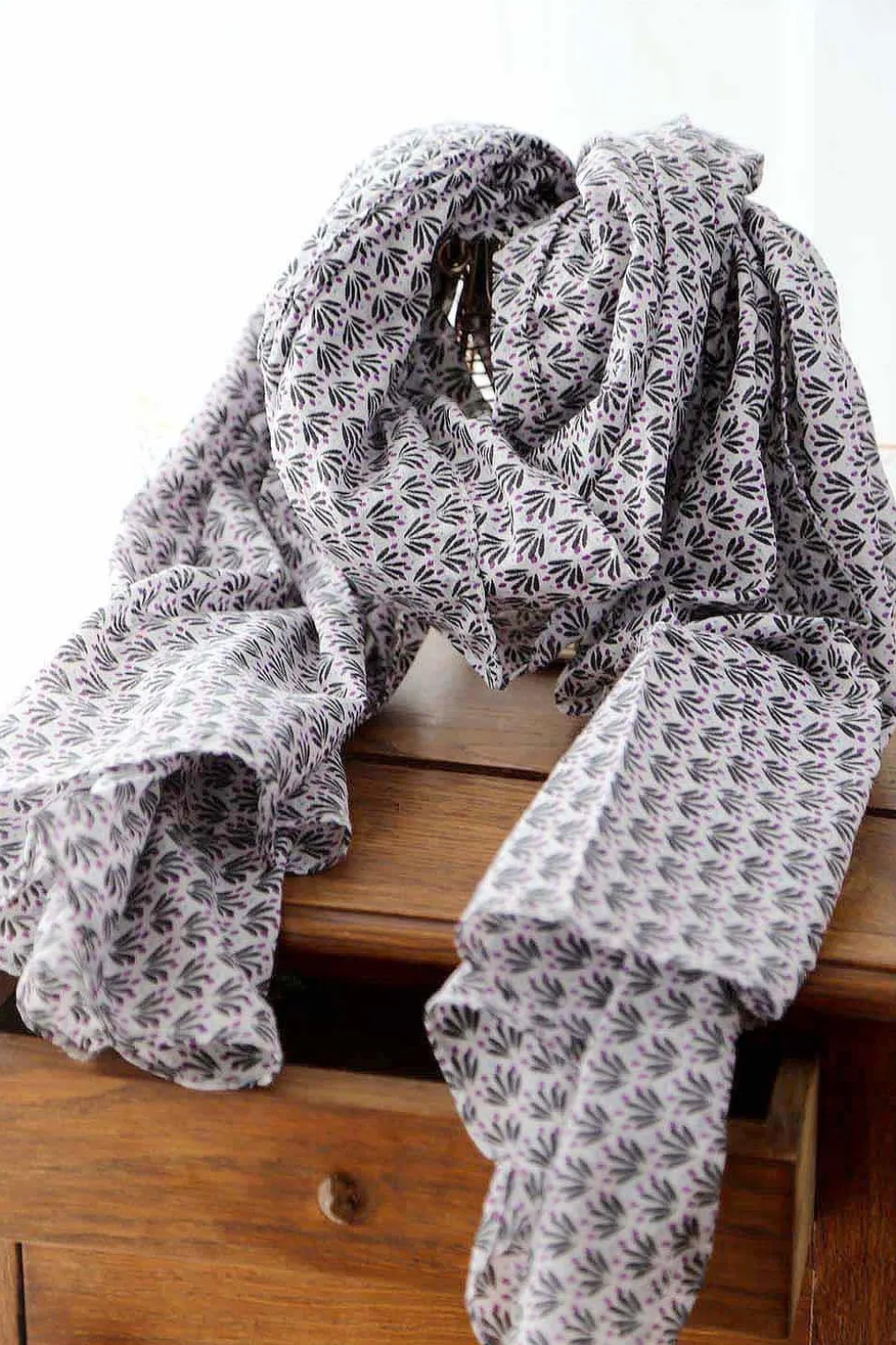 foulard_homme_violet__noi_5.webp Homme Saheline Foulard Homme Violet / Noir Brooklyn